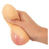 Antistresovy balonik v tvare penisu v ruke