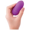 Detail na veľkosť malého vodotesného vibračného vajíčka fialovej farby.