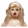 Pohľad na tvár nafukovacej bábiky na sex s blond vlasmi.