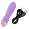 Stimulačný fialový menší vibrátor nabíjateľný cez USB kábel. 