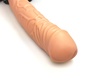 Pohľad zblízka na realistický vzhľad pripínacieho dilda na penis.