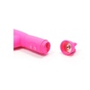 Detail na vkladanie batérii do kvalitného silikónového vibrátora ružovej farby.