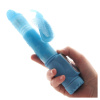  Vaginálny vibrátor so stimuláciou klitorisu odfotený v ruke.