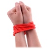 Zviazané zápästia dlhým červeným lanom Lano Mini Silk Rope.