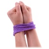 Zviazané zápästia dlhým fialovým lanom Lano Mini Silk Rope .