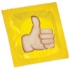 Vztýčený palec OK na obale kondómu.