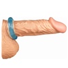 Jednoduchý erekčný krúžok v modrej priehladnej farbe nasadený na koreni penisu.