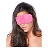 Saténová maska na oči ružovej farby nasadená na tvári.