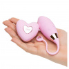 Elegantný ružový ovládač vibračného vajíčka v tvare srdca a vajíčko v ruke