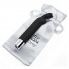 Malý elegantný silikónový vibrátor čiernej farby s hodvábnym úložným vrecúškom Fifty Shades of Grey.