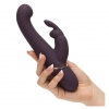 V ruke luxusný vibrátor FSoG so stimulátorom klitorisu a bodu G súčasne.