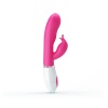 Mierne ohnutý kvalitný silikónový vibrátor ružovej farby s hodvábne jemným povrchom so stimulátorom klitorisu.