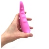 Malá erotická pomôcka ružovej farby s vibračným vajíčkom v ruke.
