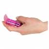 Mini vibrátor na prst v ružovej farbe nasadený na prste.