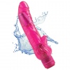 Vodotesný ružový vibrátor v realistickom tvare penisu miernej žilnatosti s výstupnými drážkami na klitoris.