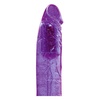 Detail na ohybnú špičku fialovo priehľadného žilnatého penisu a vibračným vajíčkom pre lepšiu stimuláciu bodu G.