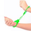 Pevné kovové putá neónovo zelenej farby s bezpečnostou poistkou a dvoma kľúčikmi nasadené na rukách.