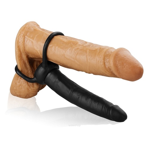 Mierne žilnatý čierny penis pre dvojitú penetráciu uchytený na semenníkoch a koreni penisu.