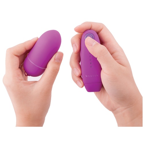 Fialové vibračné vajíčko s jemným zamatovým povrchom a piatimi druhmi vibrácii ovládanými fialovým ovládačom.
