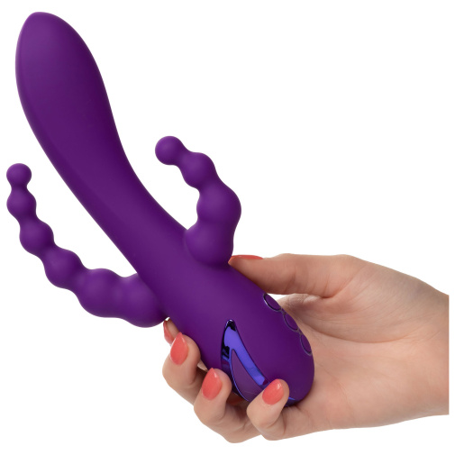 Stimulátor análu, vagíny a klitorisu odfotený v ruke.
