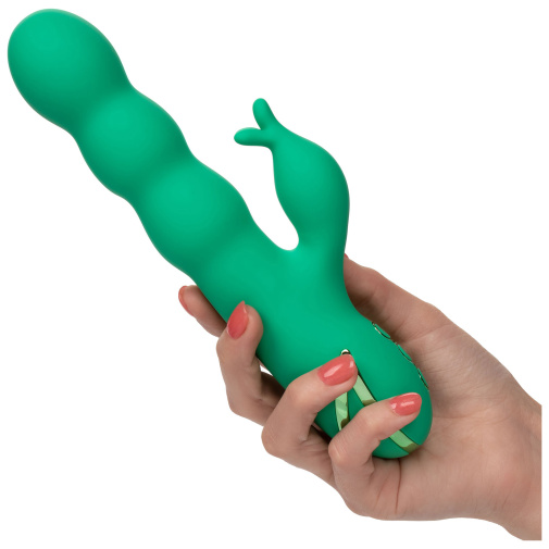 Zelený vibrátor odfotený v ruke.