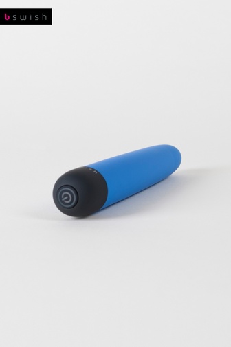 modrý vibrátor s hladkým povrchom elegantným dizajnom a tichým motorčekom na dráždenie klitorisu aj vagíny.