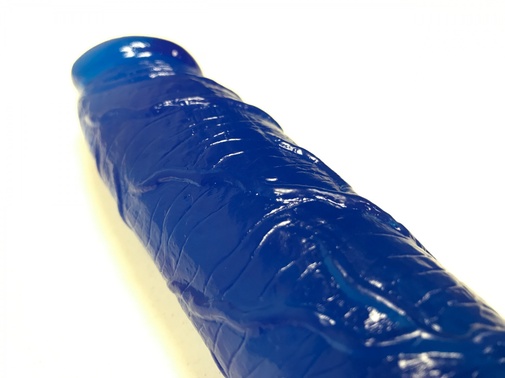 Detail na žilnatosť nevibračného dilda v modrej farbe.