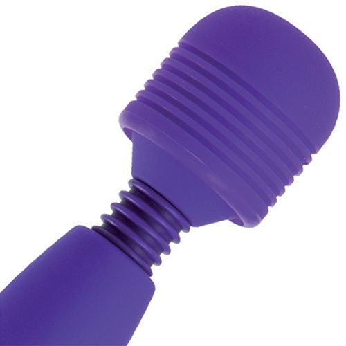 Detail na malý fialový vibrátor wand so silnými vibráciami.