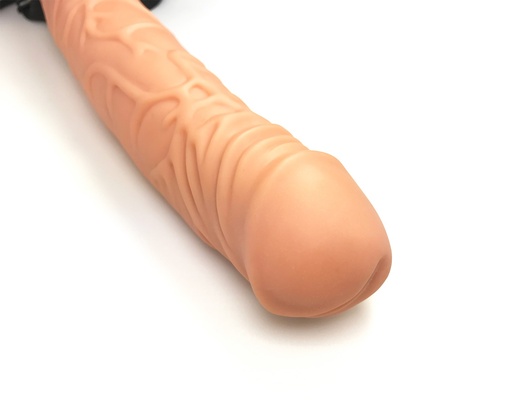 Pohľad zblízka na realistický vzhľad pripínacieho dilda na penis.
