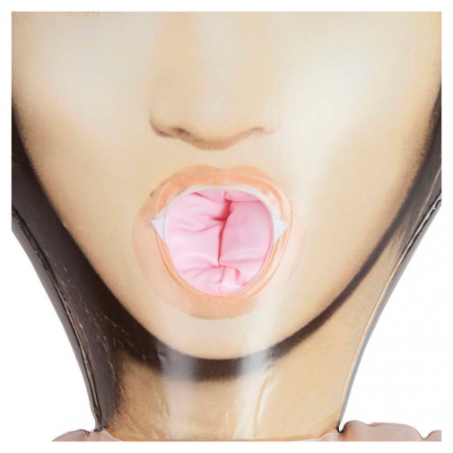 Detail na otvor v ústach nafukovacej bábiky Dianna Stretch.