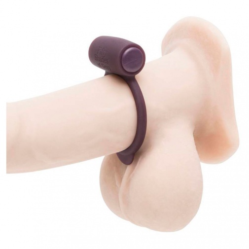 Vibračný erekčný krúžok nasadený na koreni penisu.