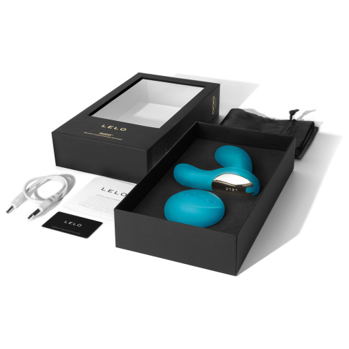 Lelo Hugo je zabalený v elegantnej krabici, spolu s nabíjacím USB káblom, diaľkovým ovládačom a úložným vrecúškom. 