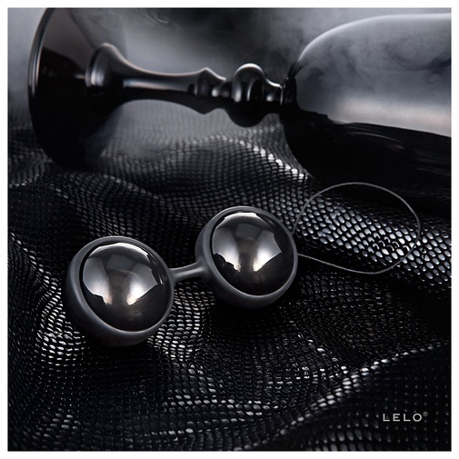 Luxusný a elegantný dizajn čiernych venušiných guličiek zo silikónu od značky Lelo.