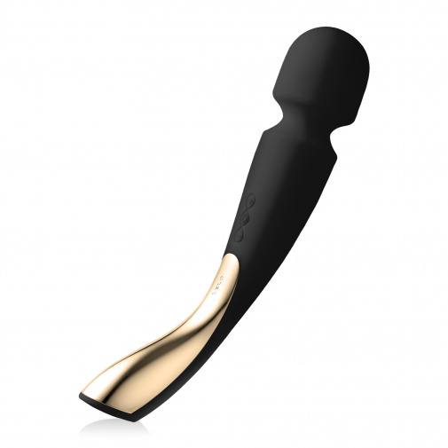 Luxusný masážny wand LELO v čiernej farbe s chrómovou rukoväťou.