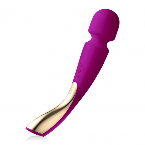 Luxusný masážny wand LELO vo fialovej farbe s chrómovou rukoväťou.