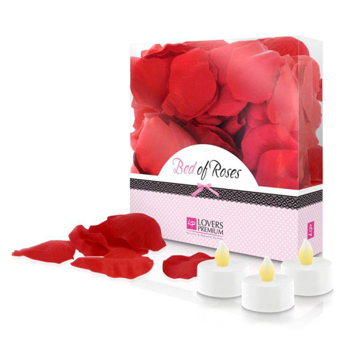 Červené lupene ruží s LED sviečkami