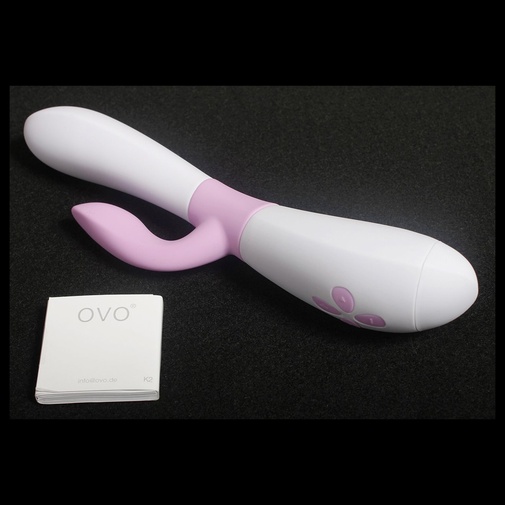 Luxusný vibrátor OVO K2 bielo ružovej farby so stimulátorom klitorisu a extrémne tichými vibráciami.