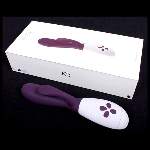 Tichý vibrátor OVO K2 v elegantnom tvare so stimulátorom na dráždenie klitorisu v peknom luxusnom balení.