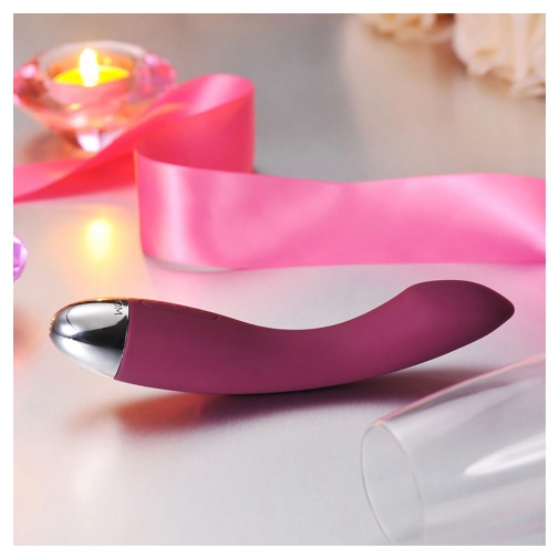 G bod luxusný vibrátor zo silikónu fialovej farby s mierne ohnutým tvarom.