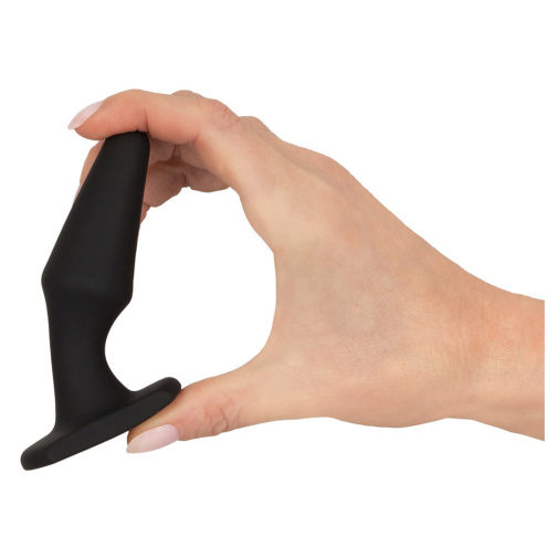 Čierny silikónový análny kolík pre milovníkov análneho sexu odfotený v ruke.