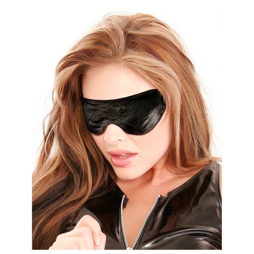 Žena s nasadenou koženou maskou na očiach.