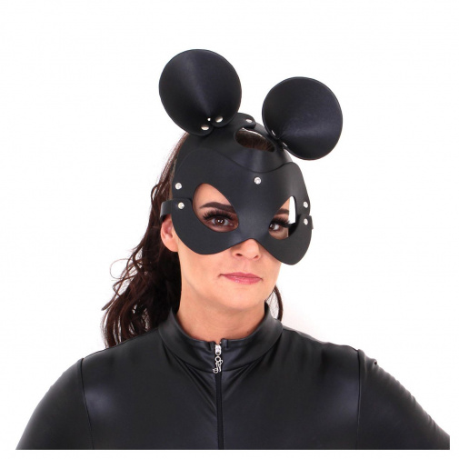 Nasadená maska v podobe myšky na tvári.