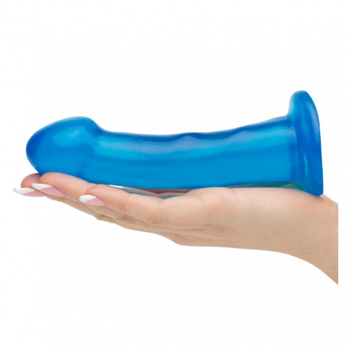 Ukážka veľkosti menšieho dildo v tvare penisu modrej farby.