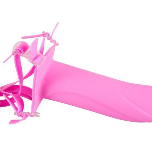 Ružové strap-on dildo s otvorom na vloženie penisu.