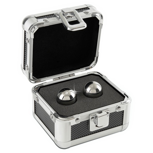 Dve kovové venušine guličky bez šnúrky, uložené v malom kufríku.