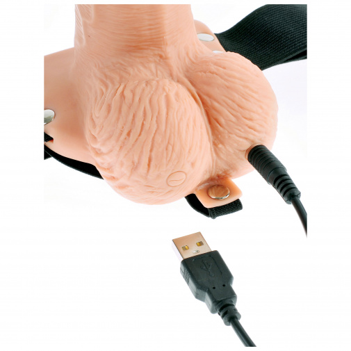 Napájanie strap-on dilda pomocou USB nabíjačky.