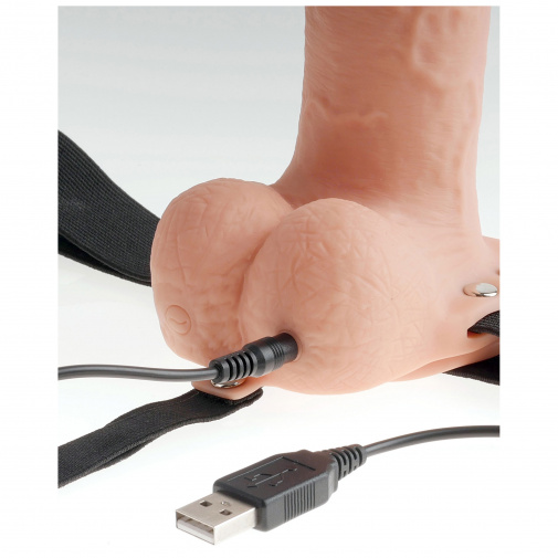 Pohľad na spôsob napájania strap-on vibrátora Fetish Fantasy Hollow 7 pomocou USB.