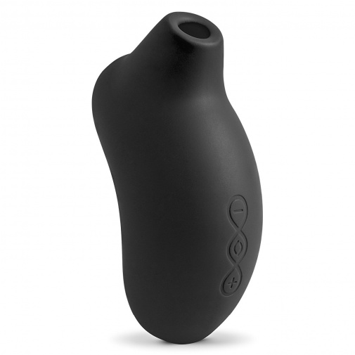 Luxusný nabíjatelný stimulátor klitorisu z vodotesného silikónu čiernej farby so silnými vibráciami pomocou zvukových vĺn Lelo Sona Classic Black.