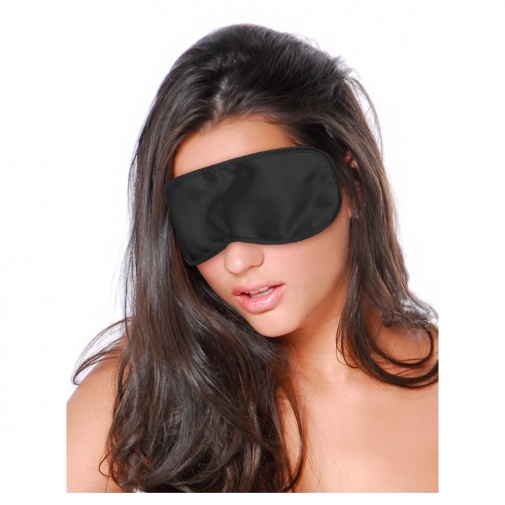 Čierna neprehľadná maska na oči, nasadená na tvári.