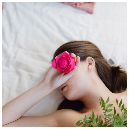 Pohľad na saciu ružu Satisfyer Pro 2 Modern Blossom v ruke. 